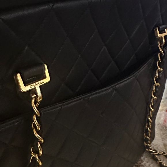 CHANEL Black Quilted Leather Shoulder Bag with Gold Chain - Picture 10 of 17